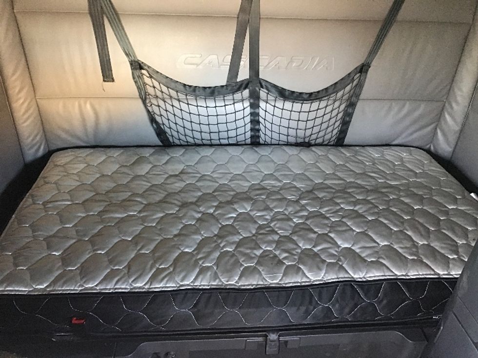 Sleeper Tractor-Heavy Duty Tractors-Freightliner-2022-T12664ST-East Chicago-IN-503,109\n\t\tmiles-$ 66,000 - Image 17