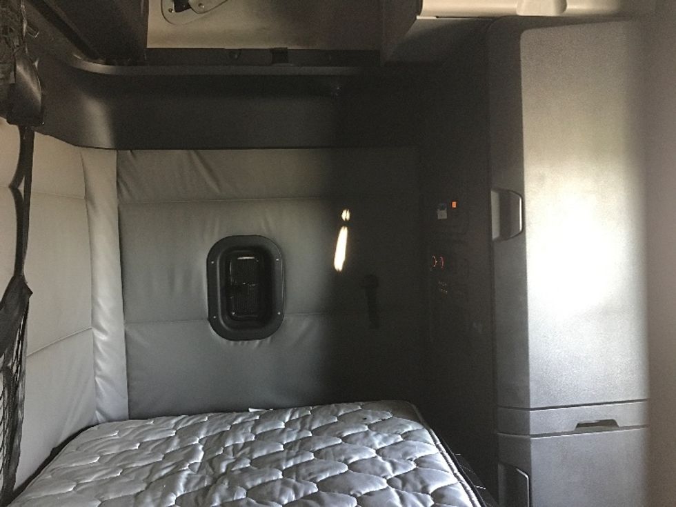 Sleeper Tractor-Heavy Duty Tractors-Freightliner-2022-T12664ST-East Chicago-IN-503,109\n\t\tmiles-$ 66,000 - Image 18