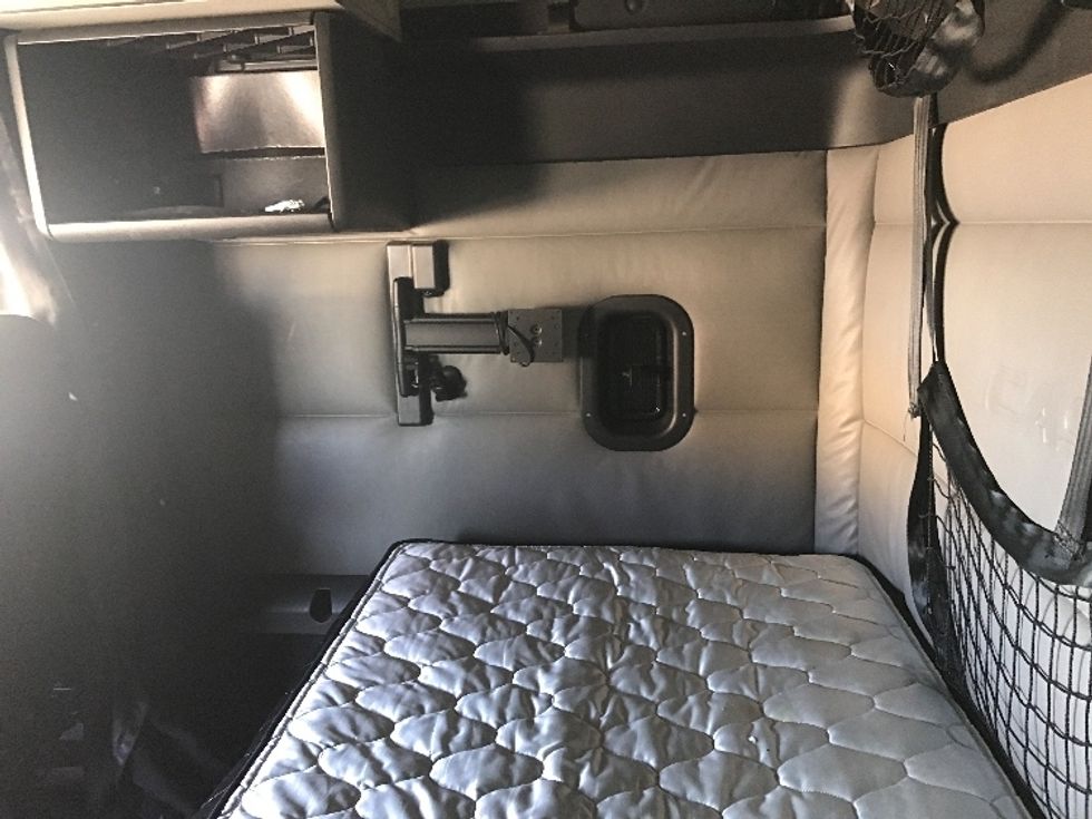 Sleeper Tractor-Heavy Duty Tractors-Freightliner-2022-T12664ST-East Chicago-IN-503,109\n\t\tmiles-$ 66,000 - Image 19