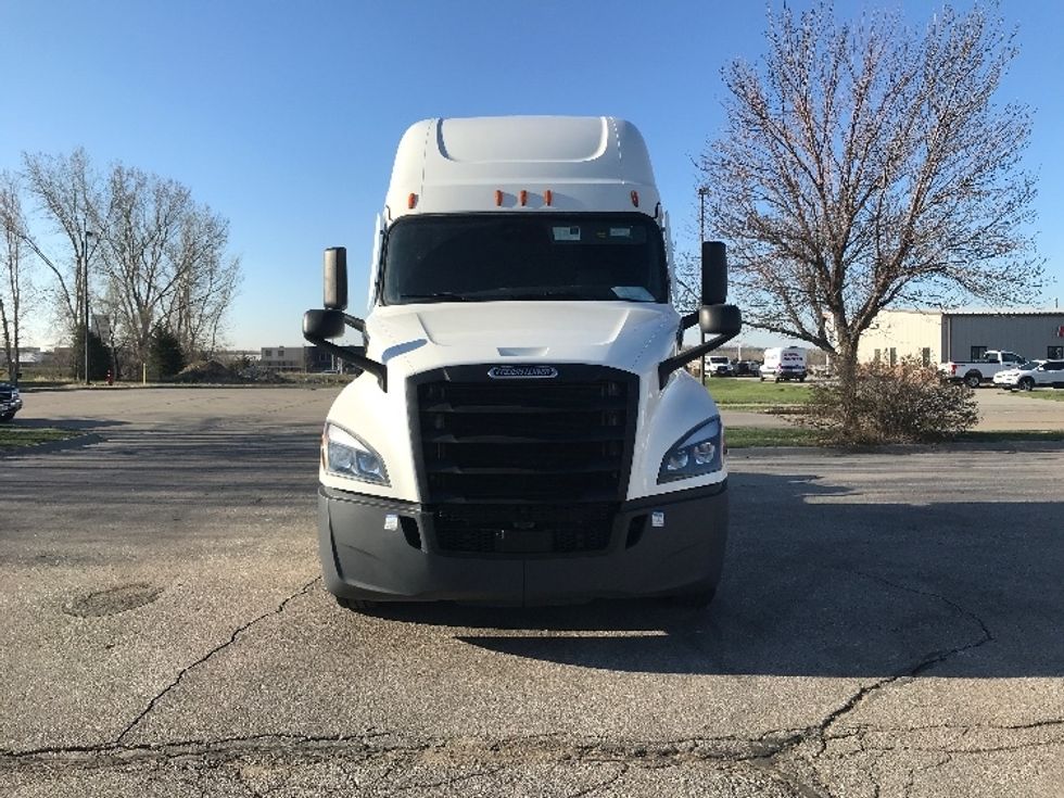 Sleeper Tractor-Heavy Duty Tractors-Freightliner-2022-T12664ST-East Chicago-IN-503,109\n\t\tmiles-$ 66,000 - Image 2