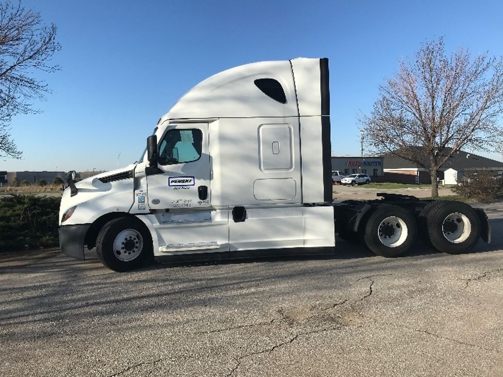 Sleeper Tractor-Heavy Duty Tractors-Freightliner-2022-T12664ST-East Chicago-IN-503,109\n\t\tmiles-$ 66,000 - Image 4
