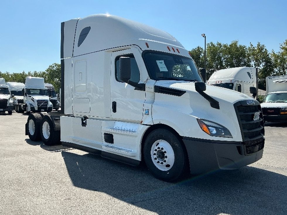 Sleeper Tractor-Heavy Duty Tractors-Freightliner-2022-T12664ST-East Chicago-IN-504,357\n\t\tmiles-$ 69,250 - Image 1