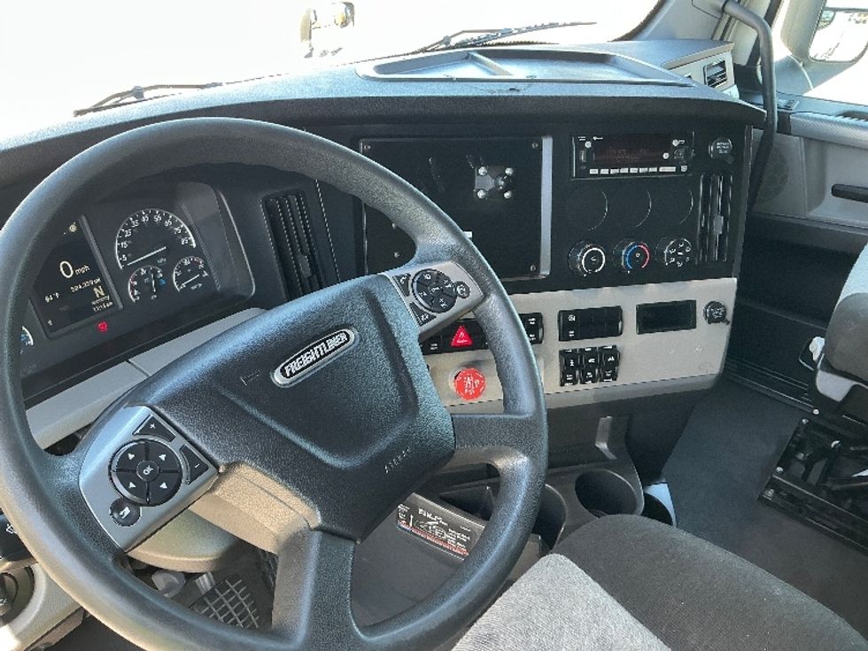 Sleeper Tractor-Heavy Duty Tractors-Freightliner-2022-T12664ST-East Chicago-IN-504,357\n\t\tmiles-$ 69,250 - Image 10