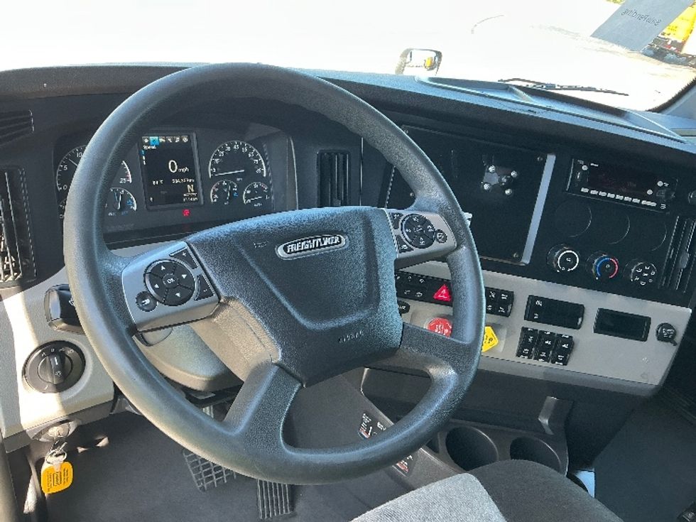 Sleeper Tractor-Heavy Duty Tractors-Freightliner-2022-T12664ST-East Chicago-IN-504,357\n\t\tmiles-$ 69,250 - Image 11