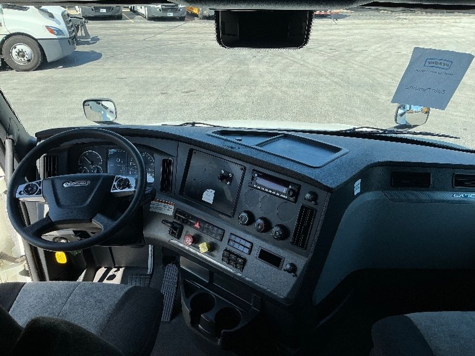 Sleeper Tractor-Heavy Duty Tractors-Freightliner-2022-T12664ST-East Chicago-IN-504,357\n\t\tmiles-$ 69,250 - Image 12