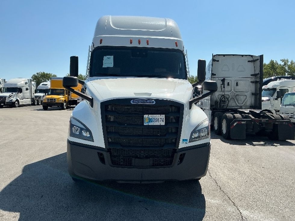 Sleeper Tractor-Heavy Duty Tractors-Freightliner-2022-T12664ST-East Chicago-IN-504,357\n\t\tmiles-$ 69,250 - Image 2