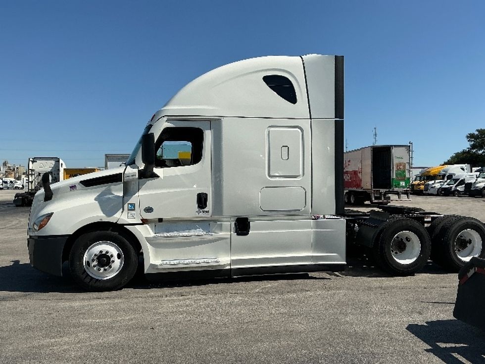 Sleeper Tractor-Heavy Duty Tractors-Freightliner-2022-T12664ST-East Chicago-IN-504,357\n\t\tmiles-$ 69,250 - Image 4