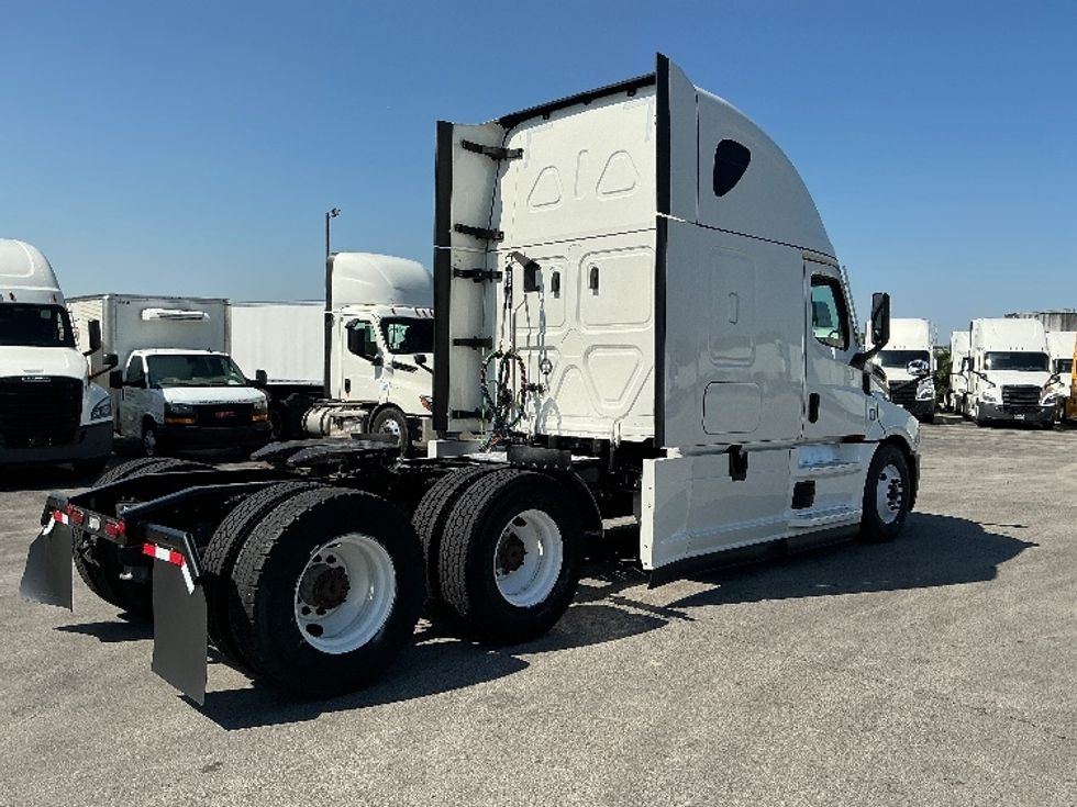 Sleeper Tractor-Heavy Duty Tractors-Freightliner-2022-T12664ST-East Chicago-IN-504,357\n\t\tmiles-$ 69,250 - Image 7