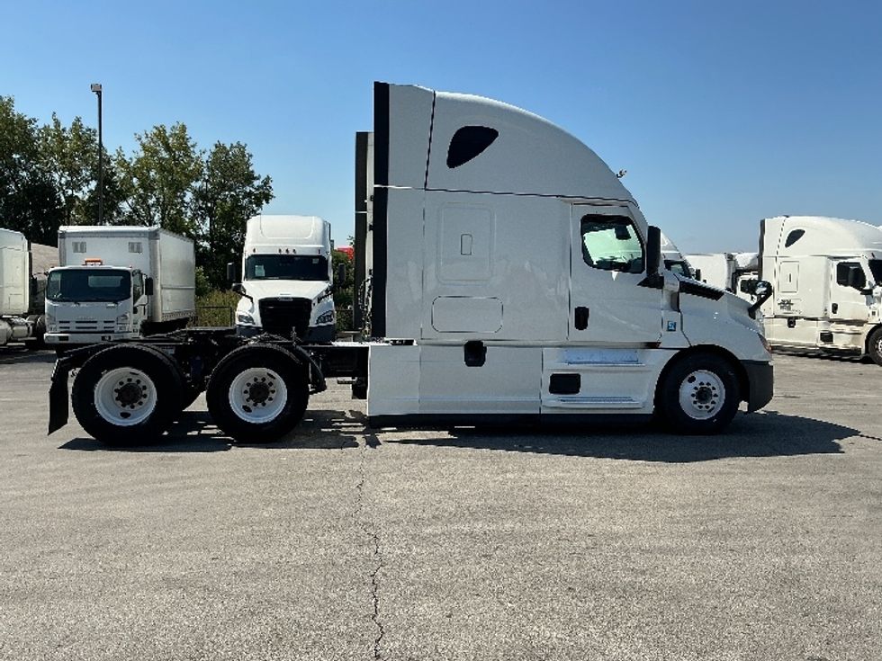 Sleeper Tractor-Heavy Duty Tractors-Freightliner-2022-T12664ST-East Chicago-IN-504,357\n\t\tmiles-$ 69,250 - Image 8
