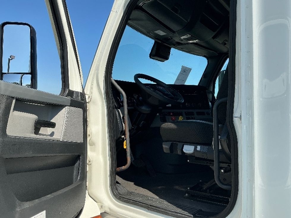 Sleeper Tractor-Heavy Duty Tractors-Freightliner-2022-T12664ST-East Chicago-IN-504,357\n\t\tmiles-$ 69,250 - Image 9