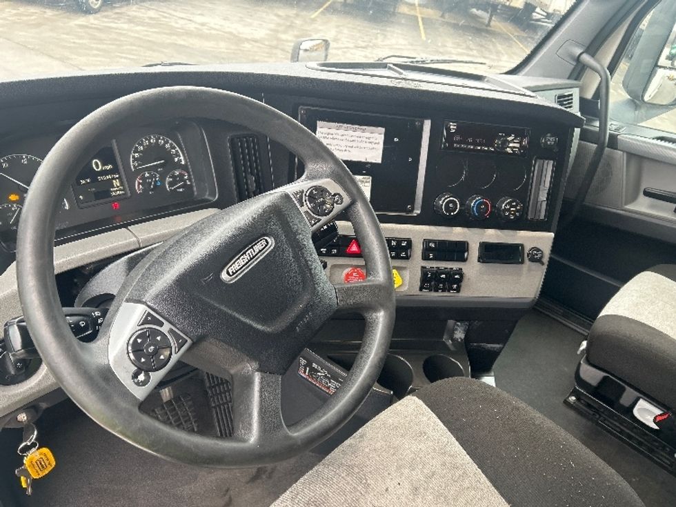 Sleeper Tractor-Heavy Duty Tractors-Freightliner-2022-T12664ST-East Chicago-IN-513,447\n\t\tmiles-$ 63,500 - Image 10