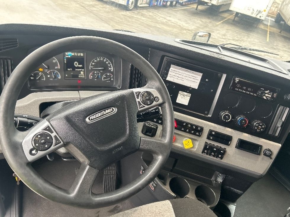 Sleeper Tractor-Heavy Duty Tractors-Freightliner-2022-T12664ST-East Chicago-IN-513,447\n\t\tmiles-$ 63,500 - Image 11