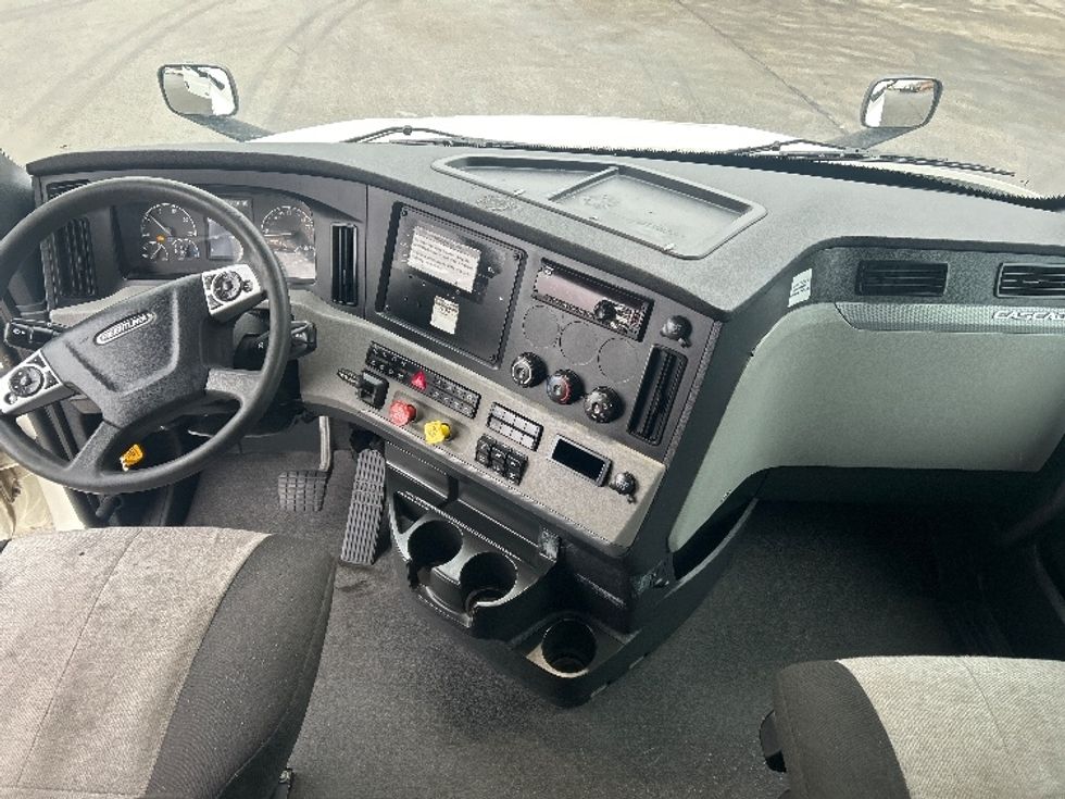 Sleeper Tractor-Heavy Duty Tractors-Freightliner-2022-T12664ST-East Chicago-IN-513,447\n\t\tmiles-$ 63,500 - Image 12