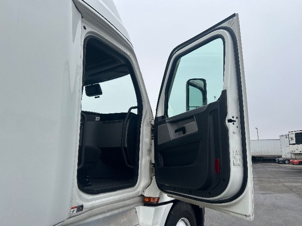 Sleeper Tractor-Heavy Duty Tractors-Freightliner-2022-T12664ST-East Chicago-IN-513,447\n\t\tmiles-$ 63,500 - Image 13