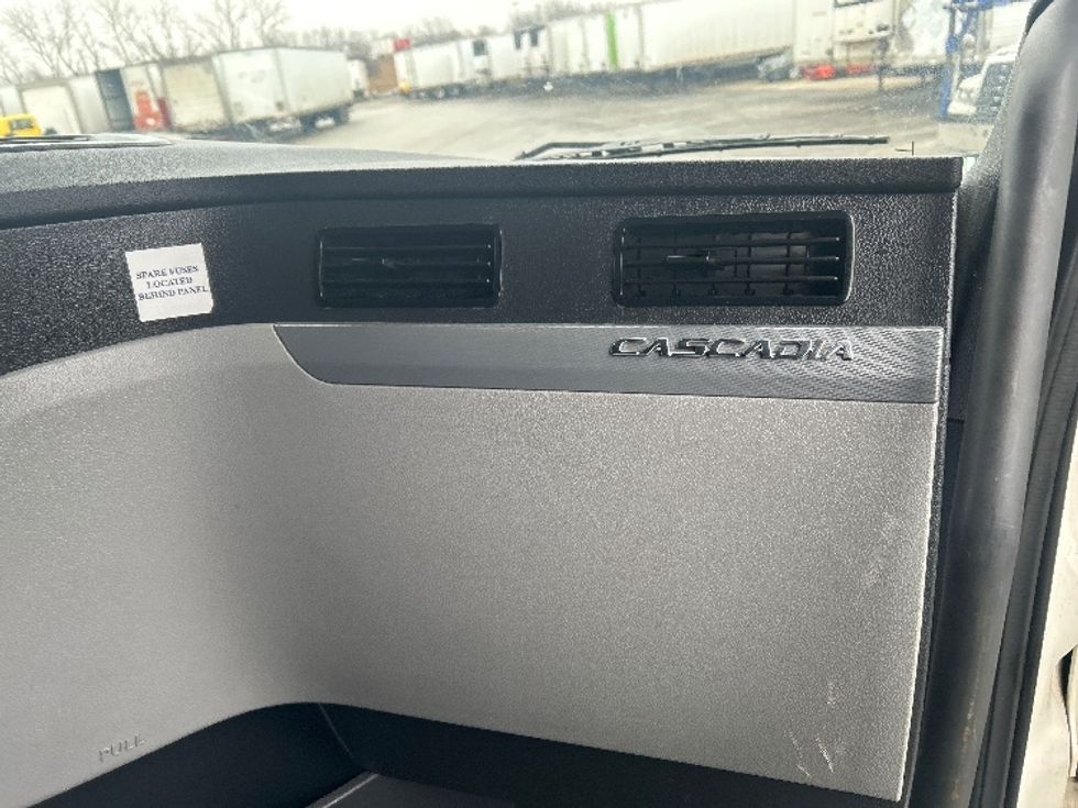 Sleeper Tractor-Heavy Duty Tractors-Freightliner-2022-T12664ST-East Chicago-IN-513,447\n\t\tmiles-$ 63,500 - Image 14