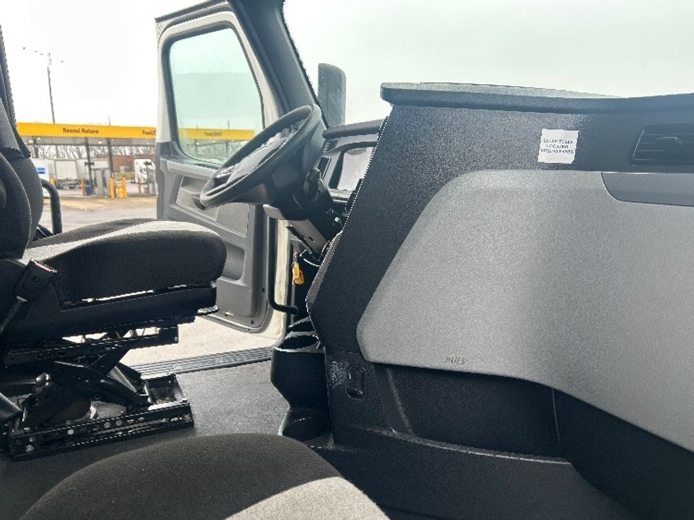 Sleeper Tractor-Heavy Duty Tractors-Freightliner-2022-T12664ST-East Chicago-IN-513,447\n\t\tmiles-$ 63,500 - Image 15