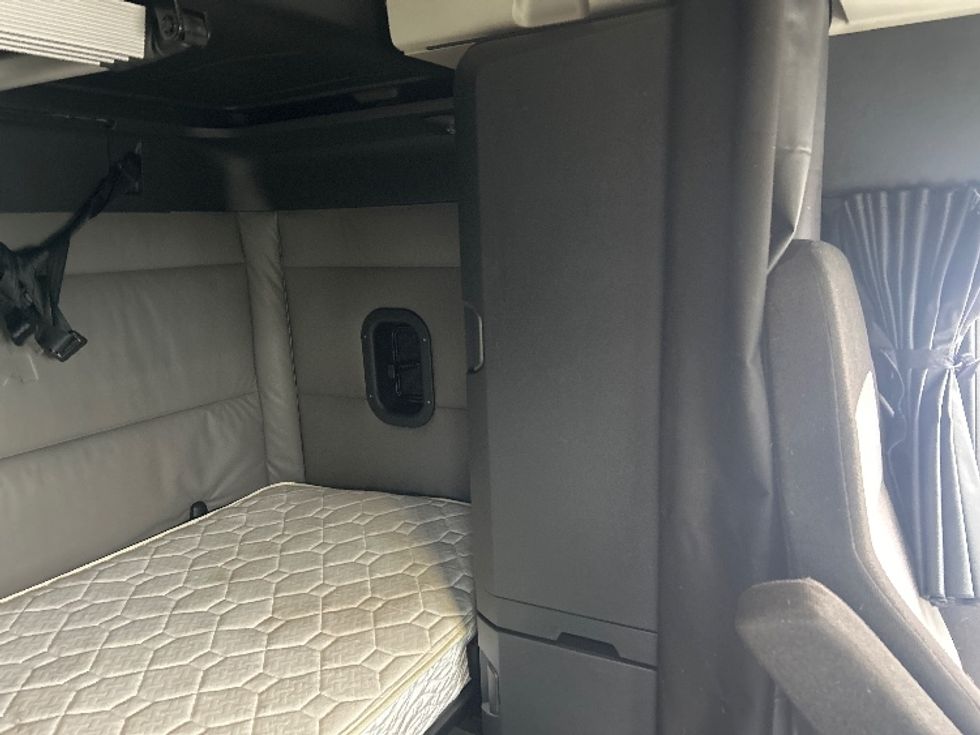 Sleeper Tractor-Heavy Duty Tractors-Freightliner-2022-T12664ST-East Chicago-IN-513,447\n\t\tmiles-$ 63,500 - Image 18