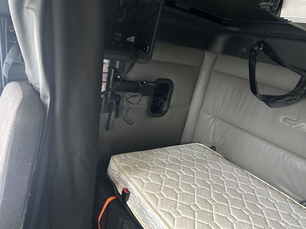 Sleeper Tractor-Heavy Duty Tractors-Freightliner-2022-T12664ST-East Chicago-IN-513,447\n\t\tmiles-$ 63,500 - Image 19