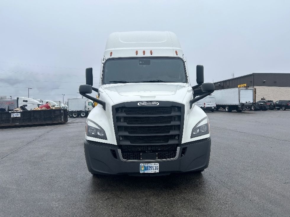 Sleeper Tractor-Heavy Duty Tractors-Freightliner-2022-T12664ST-East Chicago-IN-513,447\n\t\tmiles-$ 63,500 - Image 2