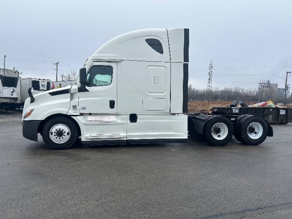 Sleeper Tractor-Heavy Duty Tractors-Freightliner-2022-T12664ST-East Chicago-IN-513,447\n\t\tmiles-$ 63,500 - Image 4