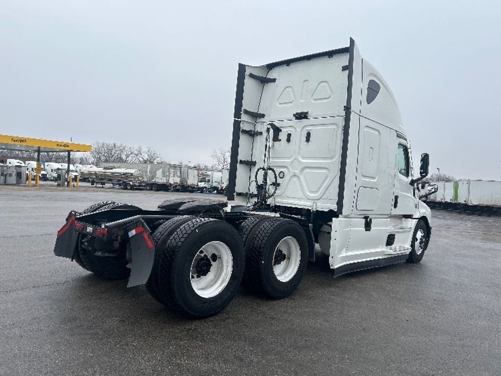 Sleeper Tractor-Heavy Duty Tractors-Freightliner-2022-T12664ST-East Chicago-IN-513,447\n\t\tmiles-$ 63,500 - Image 7