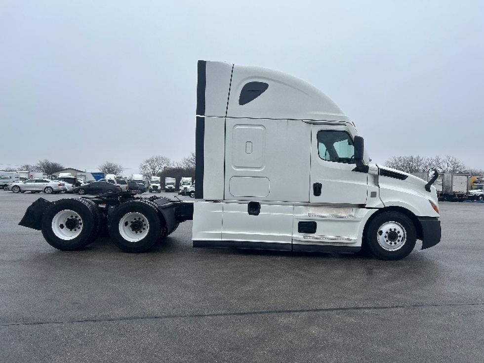 Sleeper Tractor-Heavy Duty Tractors-Freightliner-2022-T12664ST-East Chicago-IN-513,447\n\t\tmiles-$ 63,500 - Image 8