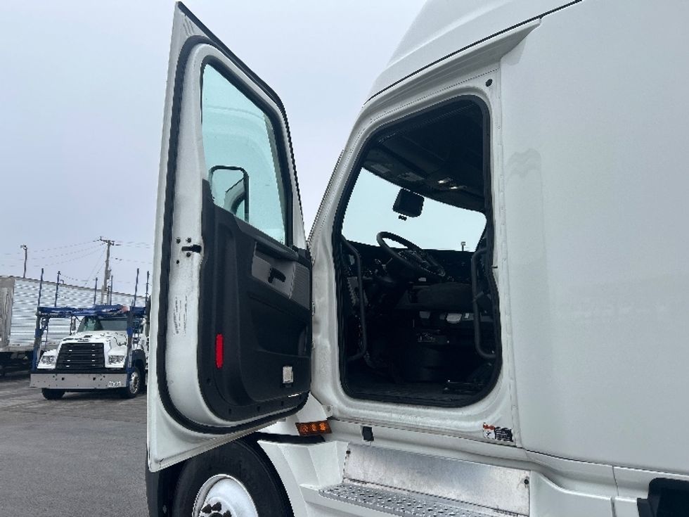 Sleeper Tractor-Heavy Duty Tractors-Freightliner-2022-T12664ST-East Chicago-IN-513,447\n\t\tmiles-$ 63,500 - Image 9