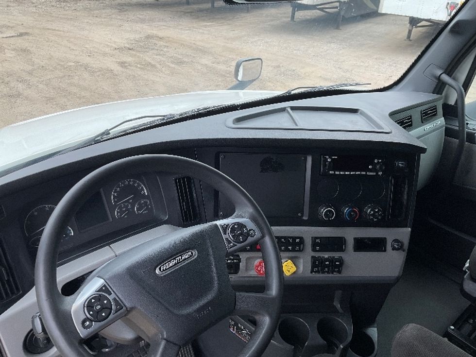 Sleeper Tractor-Heavy Duty Tractors-Freightliner-2022-T12664ST-East Chicago-IN-518,514\n\t\tmiles-$ 66,000 - Image 11