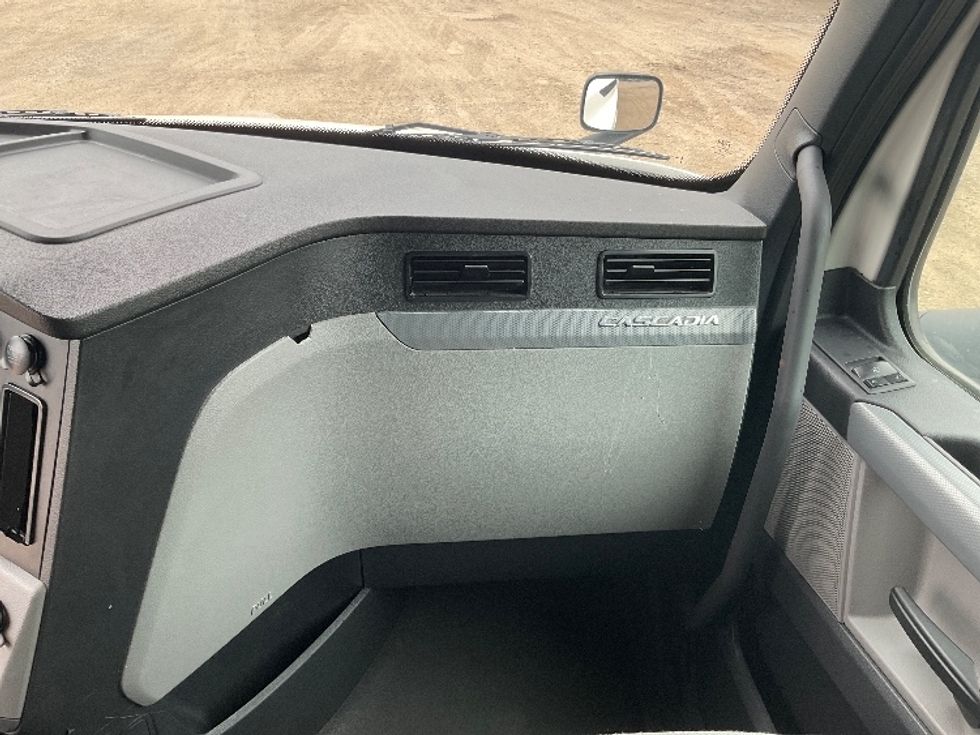 Sleeper Tractor-Heavy Duty Tractors-Freightliner-2022-T12664ST-East Chicago-IN-518,514\n\t\tmiles-$ 66,000 - Image 14