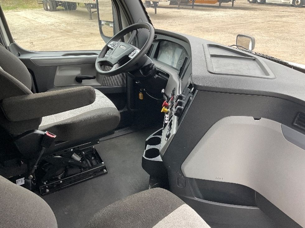 Sleeper Tractor-Heavy Duty Tractors-Freightliner-2022-T12664ST-East Chicago-IN-518,514\n\t\tmiles-$ 66,000 - Image 15