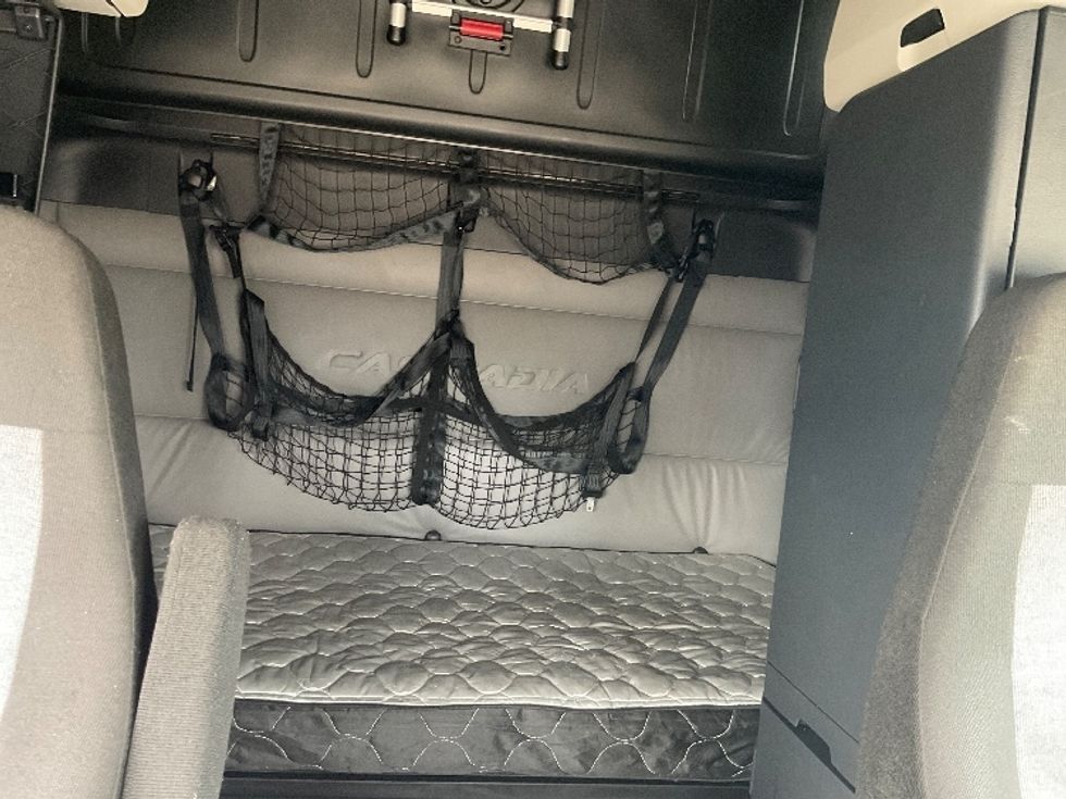 Sleeper Tractor-Heavy Duty Tractors-Freightliner-2022-T12664ST-East Chicago-IN-518,514\n\t\tmiles-$ 66,000 - Image 16