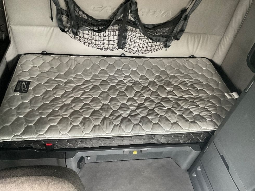 Sleeper Tractor-Heavy Duty Tractors-Freightliner-2022-T12664ST-East Chicago-IN-518,514\n\t\tmiles-$ 66,000 - Image 17