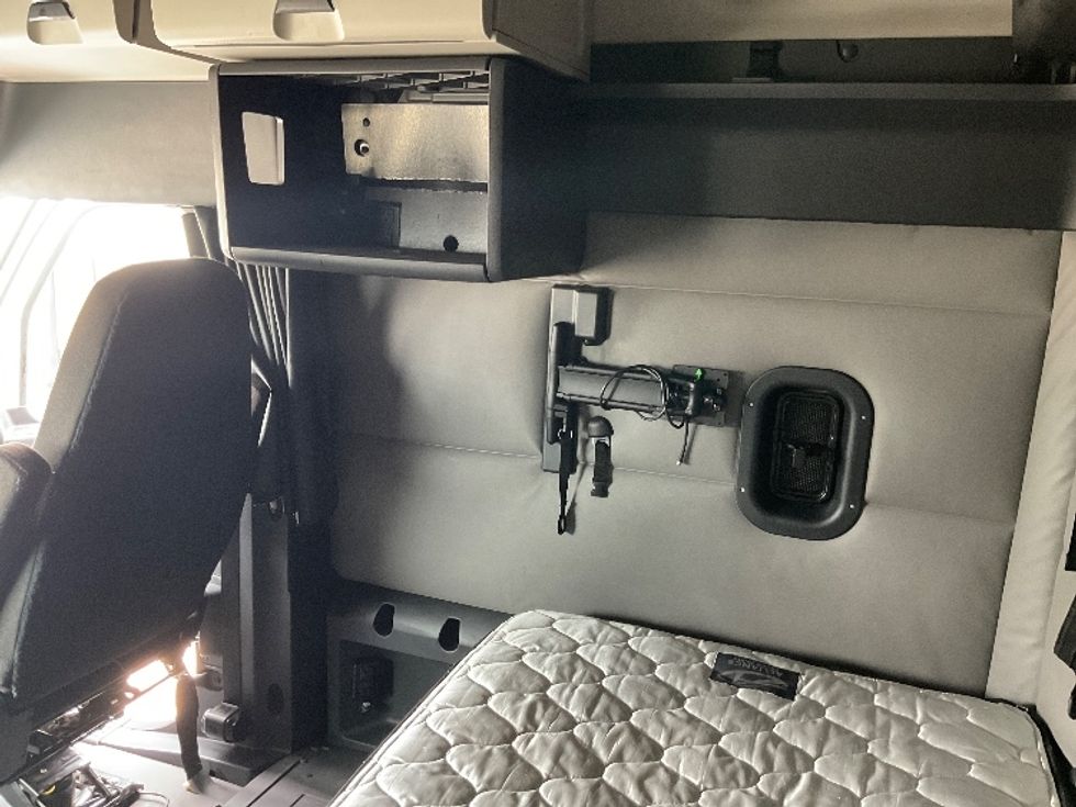 Sleeper Tractor-Heavy Duty Tractors-Freightliner-2022-T12664ST-East Chicago-IN-518,514\n\t\tmiles-$ 66,000 - Image 18