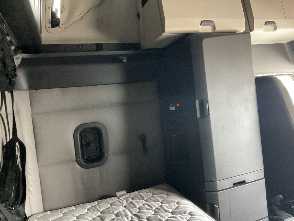 Sleeper Tractor-Heavy Duty Tractors-Freightliner-2022-T12664ST-East Chicago-IN-518,514\n\t\tmiles-$ 66,000 - Image 19