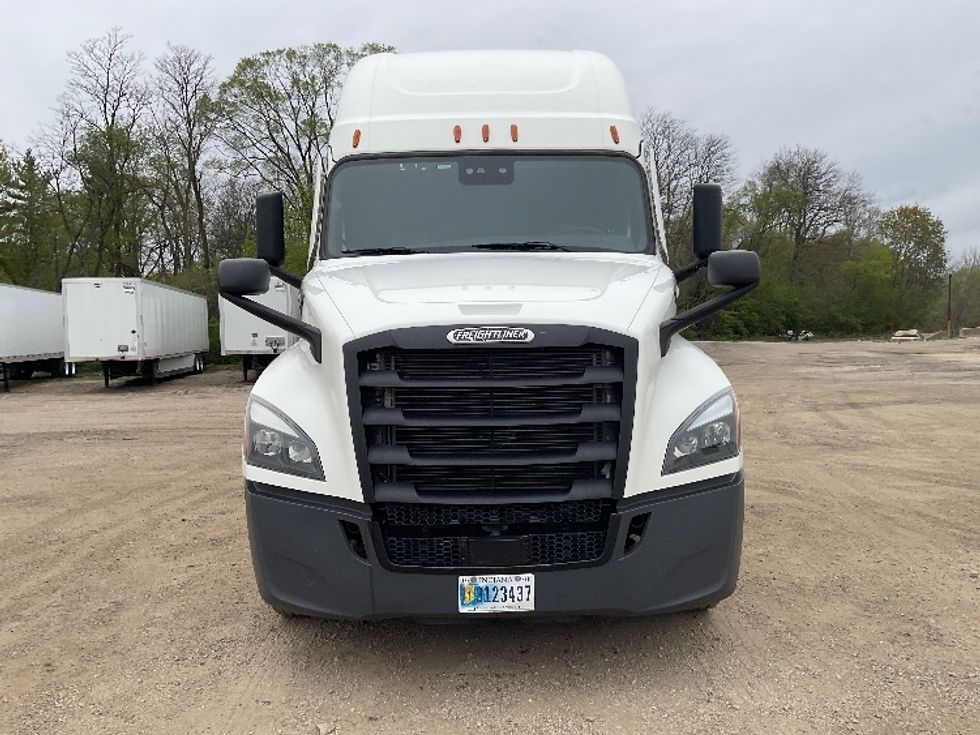 Sleeper Tractor-Heavy Duty Tractors-Freightliner-2022-T12664ST-East Chicago-IN-518,514\n\t\tmiles-$ 66,000 - Image 2