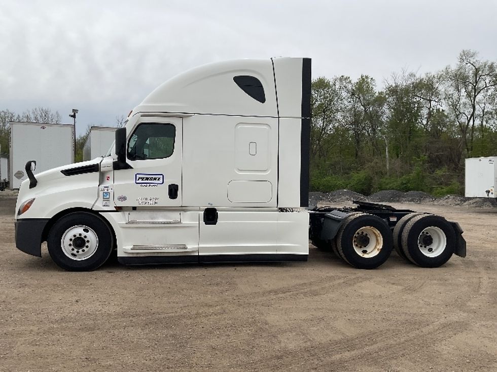 Sleeper Tractor-Heavy Duty Tractors-Freightliner-2022-T12664ST-East Chicago-IN-518,514\n\t\tmiles-$ 66,000 - Image 4