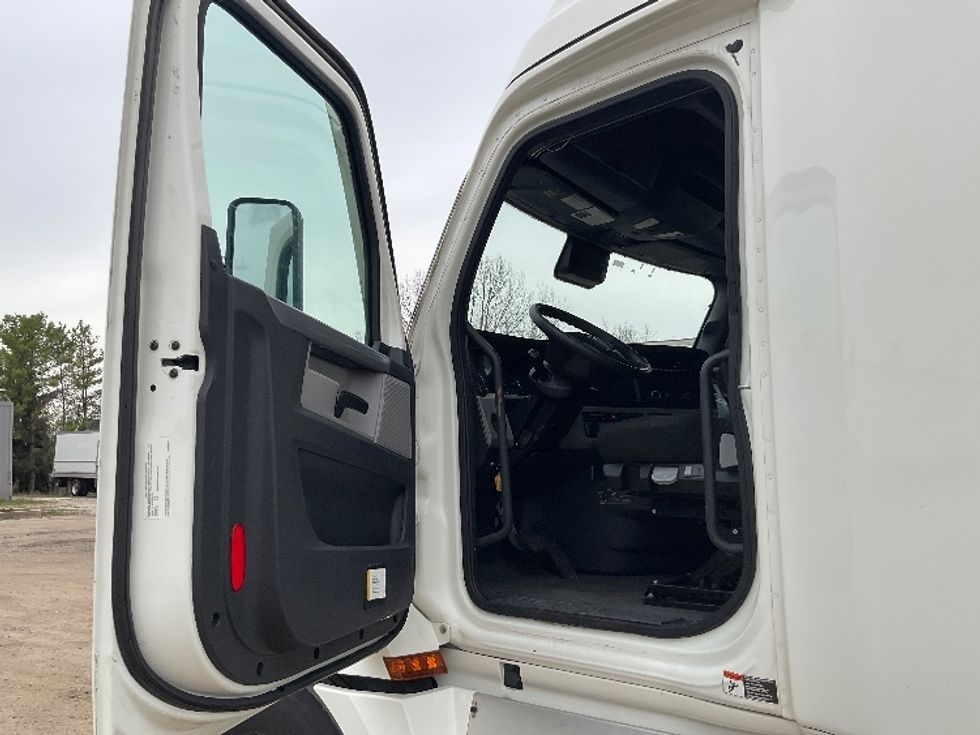 Sleeper Tractor-Heavy Duty Tractors-Freightliner-2022-T12664ST-East Chicago-IN-518,514\n\t\tmiles-$ 66,000 - Image 9