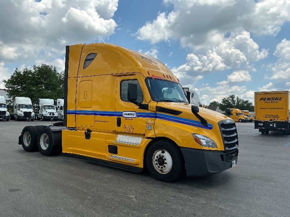 Sleeper Tractor-Heavy Duty Tractors-Freightliner-2022-T12664ST-East Chicago-IN-524,013\n\t\tmiles-$ 62,250 - Image 1
