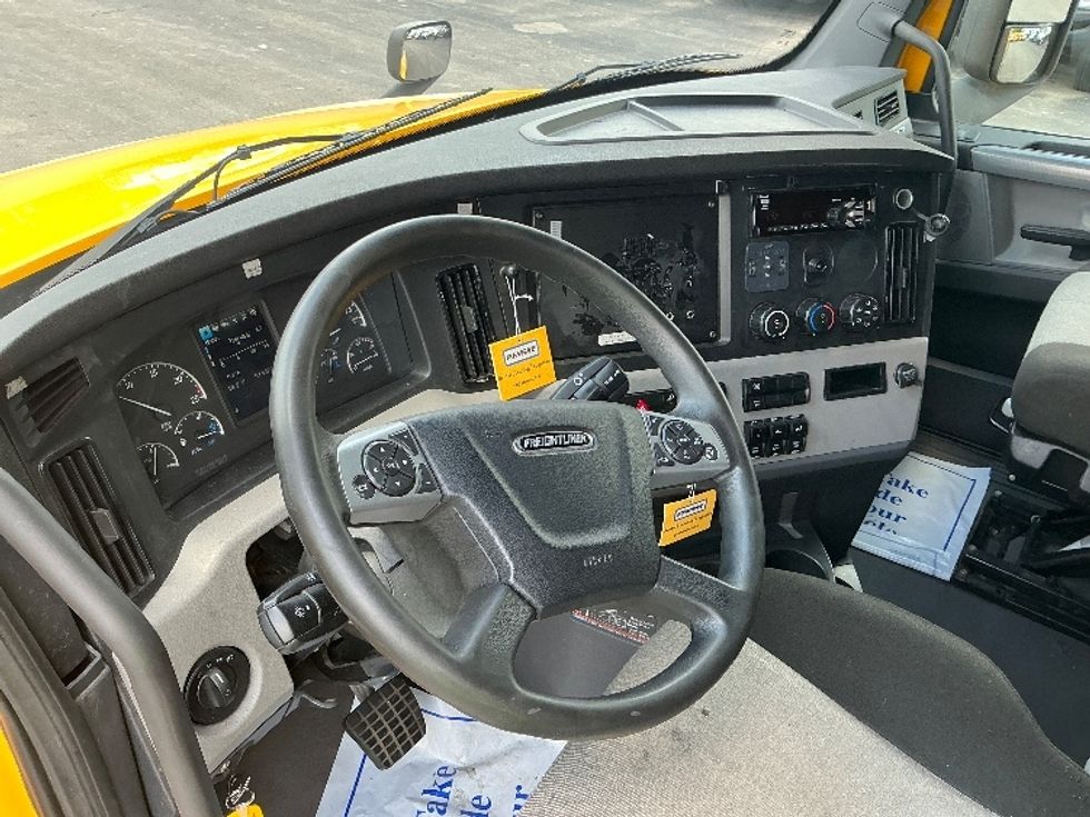 Sleeper Tractor-Heavy Duty Tractors-Freightliner-2022-T12664ST-East Chicago-IN-524,013\n\t\tmiles-$ 62,250 - Image 10