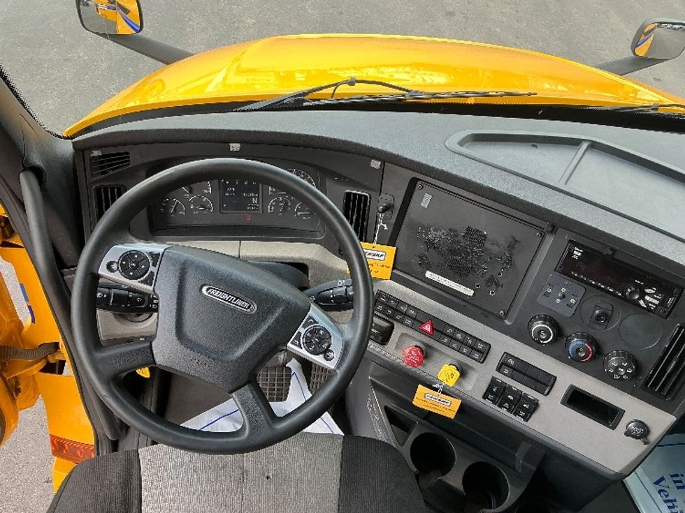 Sleeper Tractor-Heavy Duty Tractors-Freightliner-2022-T12664ST-East Chicago-IN-524,013\n\t\tmiles-$ 62,250 - Image 11