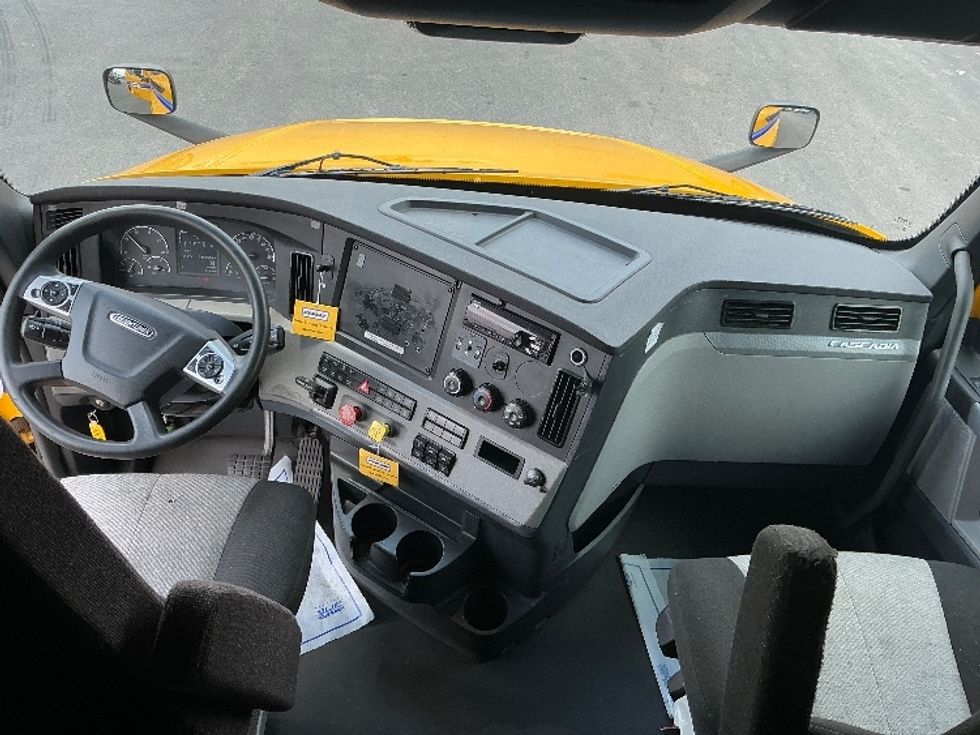 Sleeper Tractor-Heavy Duty Tractors-Freightliner-2022-T12664ST-East Chicago-IN-524,013\n\t\tmiles-$ 62,250 - Image 12