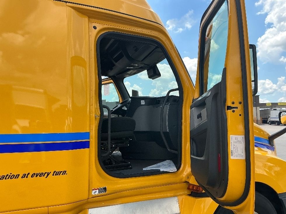 Sleeper Tractor-Heavy Duty Tractors-Freightliner-2022-T12664ST-East Chicago-IN-524,013\n\t\tmiles-$ 62,250 - Image 13