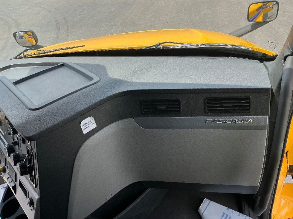 Sleeper Tractor-Heavy Duty Tractors-Freightliner-2022-T12664ST-East Chicago-IN-524,013\n\t\tmiles-$ 62,250 - Image 14