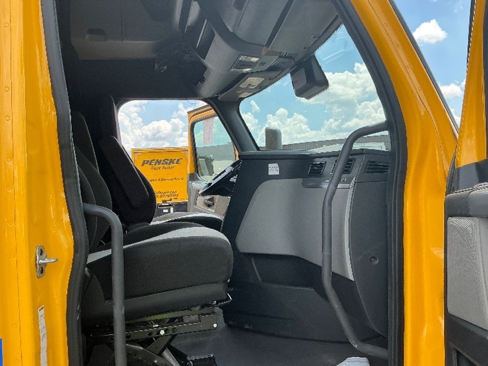 Sleeper Tractor-Heavy Duty Tractors-Freightliner-2022-T12664ST-East Chicago-IN-524,013\n\t\tmiles-$ 62,250 - Image 15
