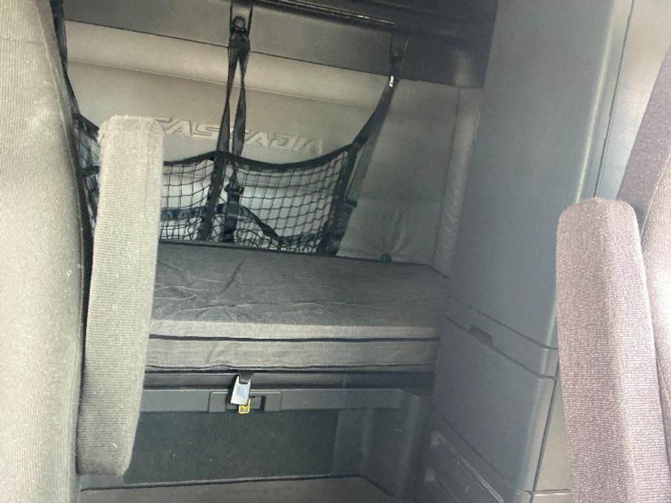 Sleeper Tractor-Heavy Duty Tractors-Freightliner-2022-T12664ST-East Chicago-IN-524,013\n\t\tmiles-$ 62,250 - Image 16