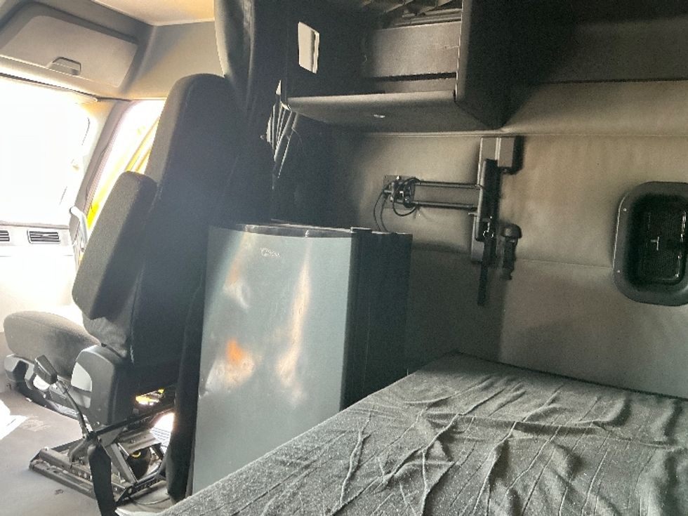 Sleeper Tractor-Heavy Duty Tractors-Freightliner-2022-T12664ST-East Chicago-IN-524,013\n\t\tmiles-$ 62,250 - Image 19