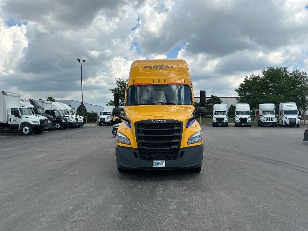 Sleeper Tractor-Heavy Duty Tractors-Freightliner-2022-T12664ST-East Chicago-IN-524,013\n\t\tmiles-$ 62,250 - Image 2
