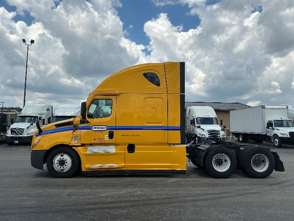 Sleeper Tractor-Heavy Duty Tractors-Freightliner-2022-T12664ST-East Chicago-IN-524,013\n\t\tmiles-$ 62,250 - Image 4