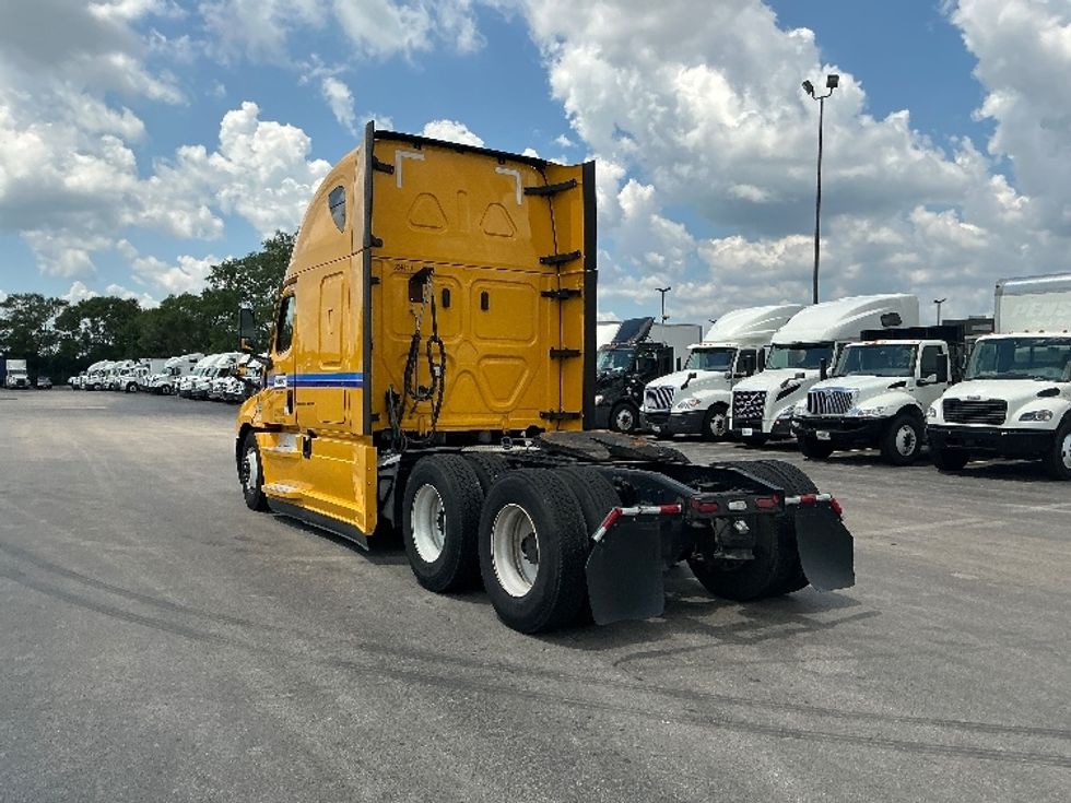 Sleeper Tractor-Heavy Duty Tractors-Freightliner-2022-T12664ST-East Chicago-IN-524,013\n\t\tmiles-$ 62,250 - Image 5