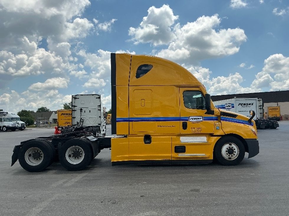 Sleeper Tractor-Heavy Duty Tractors-Freightliner-2022-T12664ST-East Chicago-IN-524,013\n\t\tmiles-$ 62,250 - Image 8